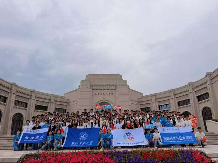 实践团成员在延安文艺纪念馆前合影留念。西北工业大学/供图
