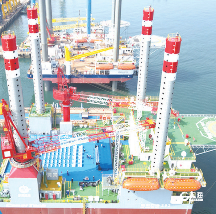 4月18日，我国首座海上移动式多功能措施平台“海洋石油283”在青岛海西湾命名交付。杨伟 摄