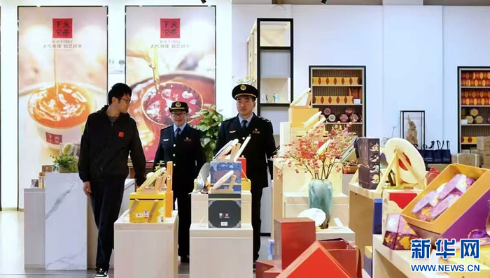 市场监管部门到辖区茶企开展“云品”品牌培育指导服务（资料图）。新华网发（云南省市场监管局 供图）