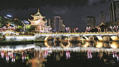 升级改造后的甲秀楼夜景（5月24日摄）。贵阳日报融媒体记者 杨萱 摄