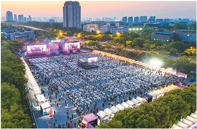 浙江 浙江省嘉兴市，龙虾音乐嘉年华现场。 俞中岳摄