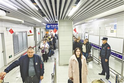 “五一”期间，东宁市迎来各国游客，图为东宁口岸排队待检的游客。