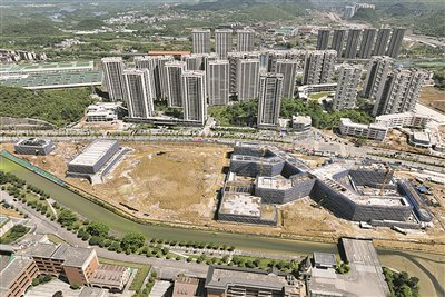 俯瞰华东师范大学附属贵阳学校西校区中学部。     贵阳地铁置业有限公司/供图