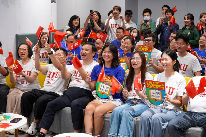 　　5月24日，香港大学师生庆祝神舟二十三号载人飞船发射取得圆满成功。新华社记者 朱炜 摄