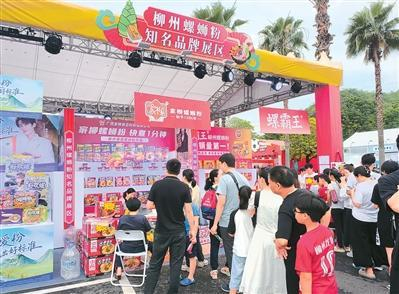 广西 在广西壮族自治区柳州市体育中心举办的“县超”联赛决赛现场，游客正在购物。 人民网记者 付华周摄