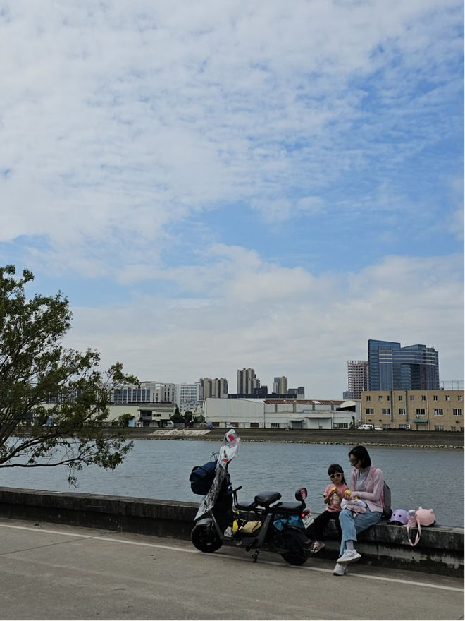 周末带孩子骑电动车出去玩，清爽又方便。（图/Charlie供图）