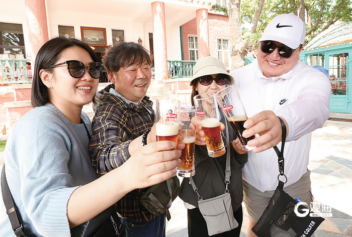 韩国游客在中山路壹号·传奇Club品尝青岛啤酒。