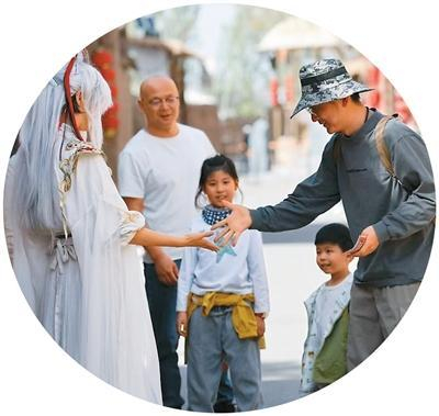 游客凭“宁超”票根，在宁夏回族自治区漫葡·看见贺兰沉浸式演艺小镇游玩。 李 靖摄