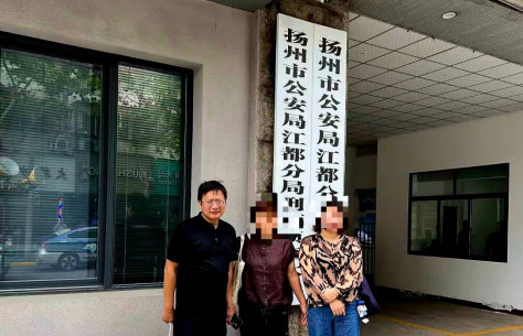 当事人杜女士（中）与代理律师周兆成（左）