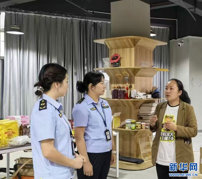 市场监管部门指导辖区电商企业宣传推广品牌和产品（资料图）。新华网发（云南省市场监管局 供图）