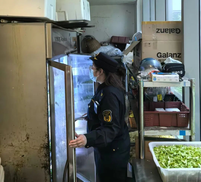 执法人员检查外卖店铺后厨。 图片来源：上海市市场监管局