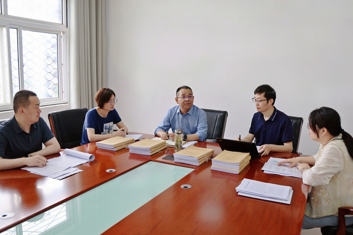 图为安徽省阜阳市纪委监委工作人员围绕案情进行研讨。 李思钰 摄