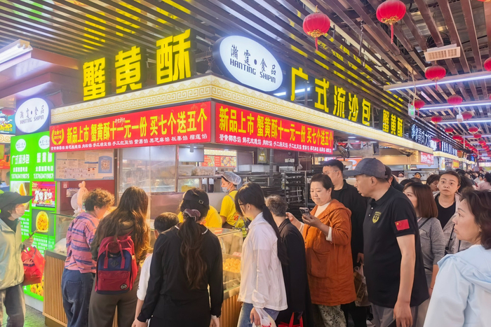 5月24日上午，沈阳大东副食选购“蟹黄酥”的顾客排成长队（央广网记者  李子平  摄）