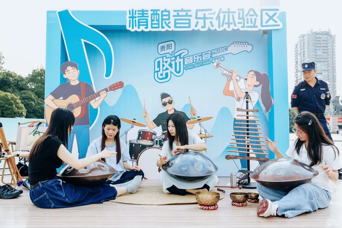 越来越多的“嵌入式”服务正在消解文化的参与门槛，让美成为人们生活的一部分。 