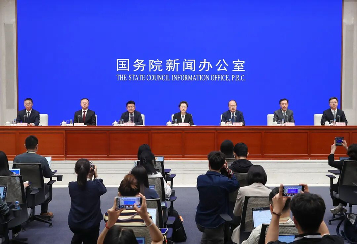 5月26日，国务院新闻办公室举行国务院政策例行吹风会。新华社发（刘健 摄）