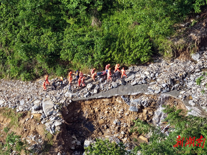 5月20日，消防指战员们接力10小时，成功转移壶瓶山镇鼓锣坪村受困老人关银娥。湖南日报全媒体记者 鲁融冰 摄