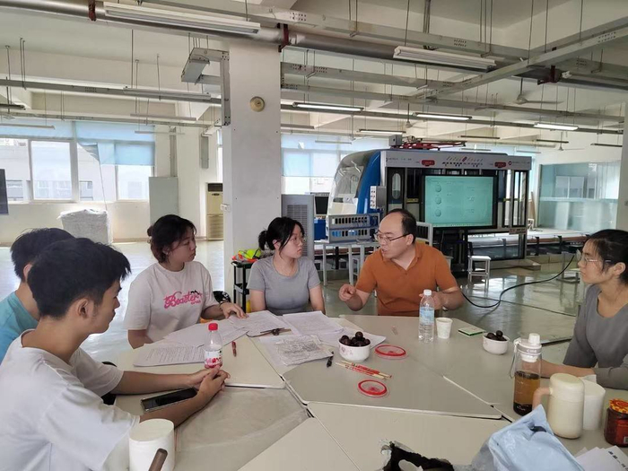 周益帆（右二）和老师同学上实训课