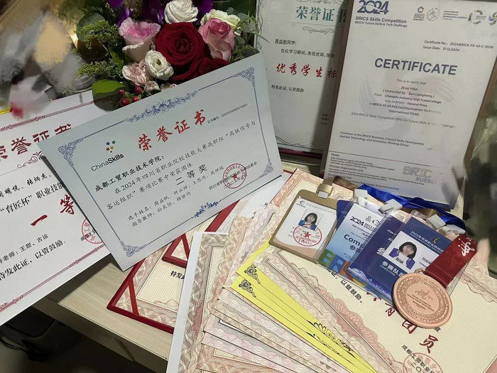 周益帆晒出自己大学期间的获奖证书
