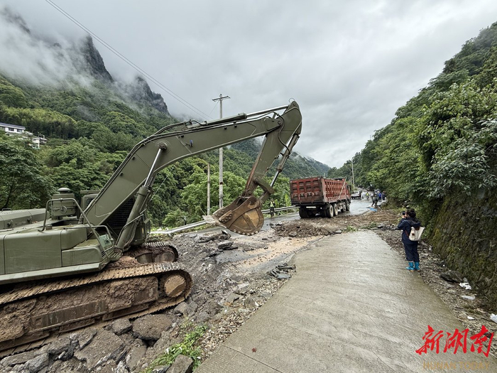  5月26日，石门县壶瓶山镇X008县道垮塌现场，武警某部队官兵正在作业。​​