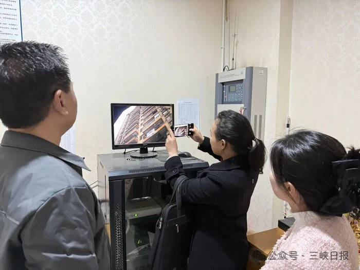 法官正在小区监控室取证