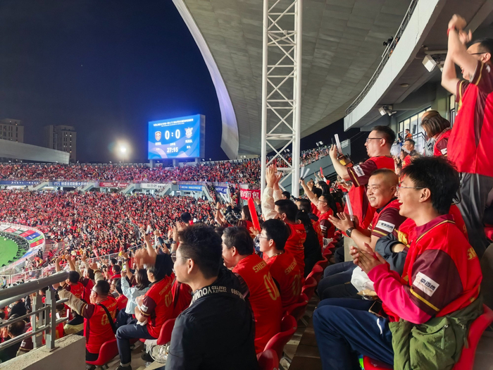 5月23日，大批沈阳市民赶到沈阳铁西体育场观看“东北超”揭幕战（央广网记者  李子平  摄）