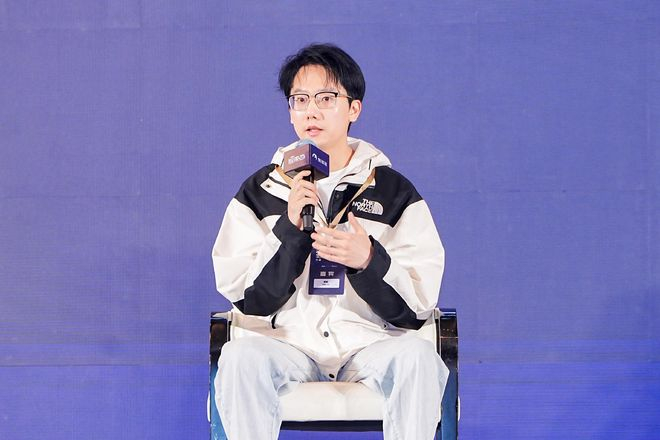 ▲香港大学助理教授&博士生导师、Nanobot团队负责人黄超