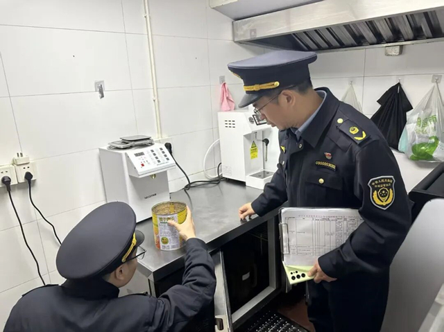 执法人员检查外卖店铺后厨。 图片来源：上海市市场监管局