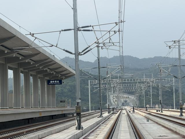 杭台高铁温玉段温岭西站站场接触网设备 石远政 摄
