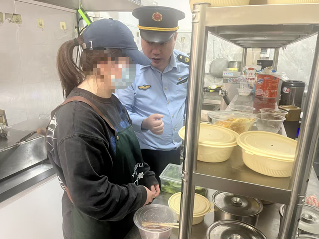 执法人员检查外卖店铺后厨。 图片来源：上海市市场监管局