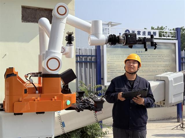 5月12日，位于石家庄市栾城区的一处带电作业现场，工作人员正在调试机器人设备。宋学涵摄