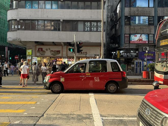 香港街头的的士 图片来源：每经记者 李旭馗 摄