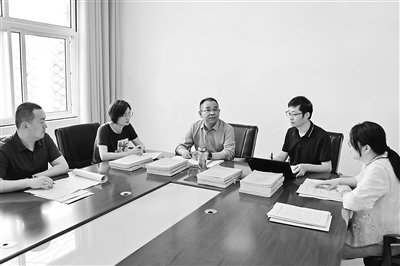 图为安徽省阜阳市纪委监委工作人员围绕案情进行研讨。 李思钰 摄
