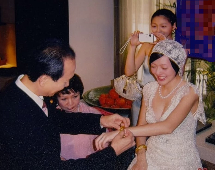 大S在妹妹身后拍摄归宁宴 图据小S个人社交账号