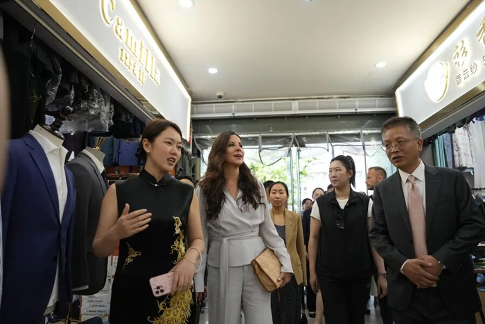 图片[2]-武契奇总统夫人在上海“买买买”，购物清单披露：不到1小时，买了3套西服、1条玫红色旗袍，价格1500元到2000多元-华闻时空