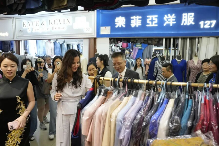 武契奇总统夫人在上海“买买买”，购物清单披露：不到1小时，买了3套西服、1条玫红色旗袍，价格1500元到2000多元-华闻时空