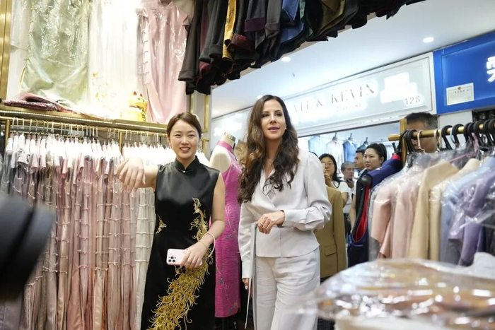 图片[3]-武契奇总统夫人在上海“买买买”，购物清单披露：不到1小时，买了3套西服、1条玫红色旗袍，价格1500元到2000多元-华闻时空