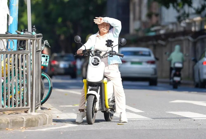 广东高温天气持续，广州市民出门用手遮挡阳光 梁怿韬 摄