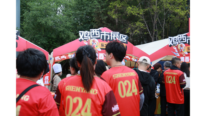 沈阳球迷热衷于品尝鸡西特色美食（央广网记者  李子平  摄）