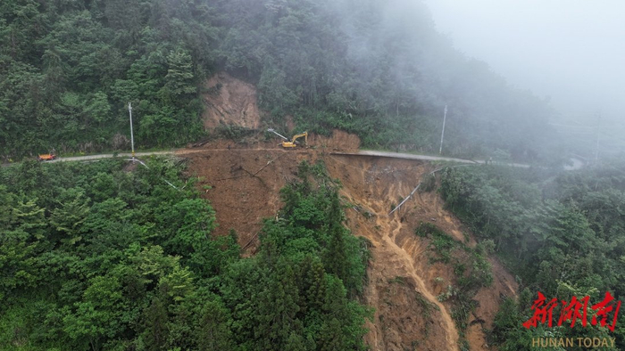 5月20日13时许，去往天坪村的唯一救援道路抢通​。​​