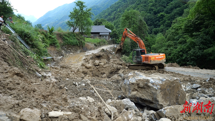 5月20日，石门交通部门正在全力抢通县道139。​