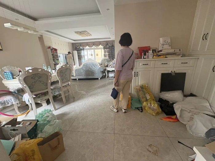 代夫去世后，家中保持着事发当天的凌乱，其母亲和女儿在外租房居住。