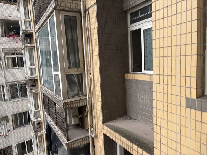 代夫从厕所的窗户，翻身到悬空的空调板上。