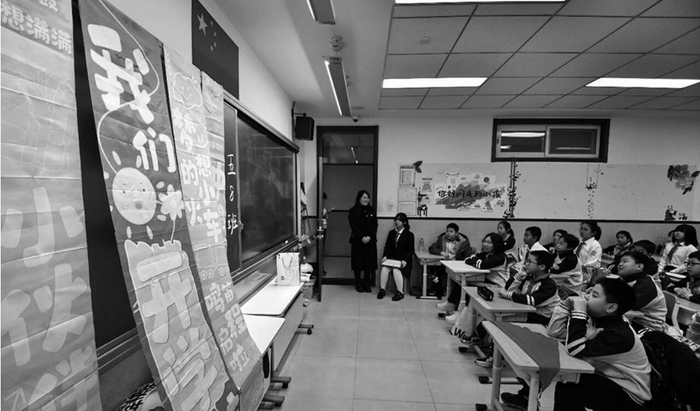 国务院印发《关于推行常住地提供基本公共服务的实施意见》，将加强随迁子女教育保障。 新华社发