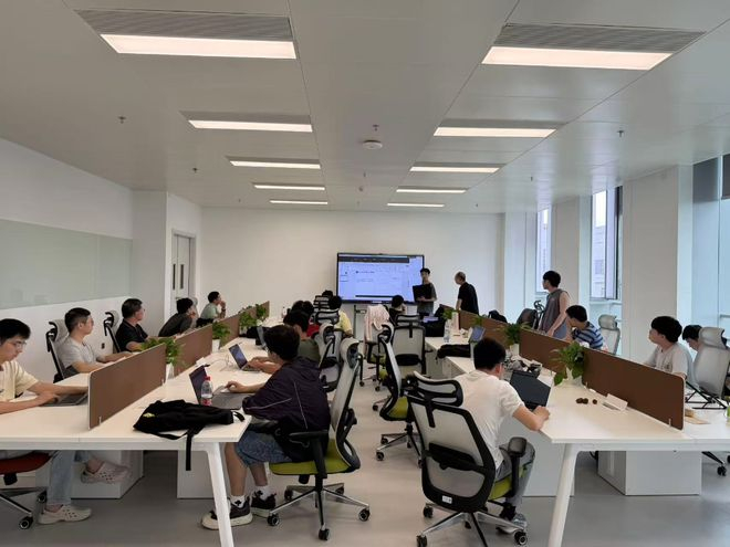 ▲项目团队开展技术复盘与学生实战培养