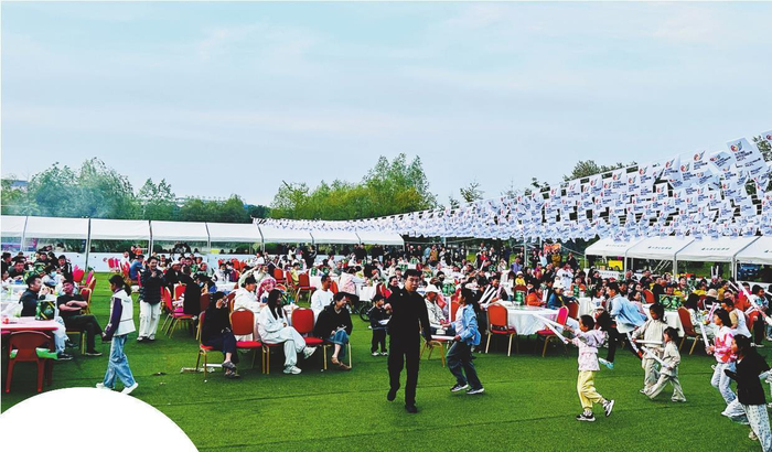         盘山县锦绣花谷，市民早早等候“东北超”开赛。 王恩浩 摄