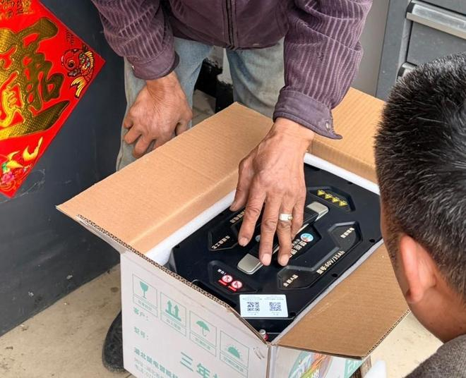  苏银辉去电动车门店推销全新电池。记者 摄