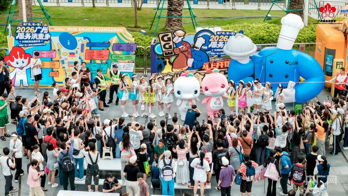 十五运会吉祥物吸引市民拍照打卡（央广网发  主办方供图）