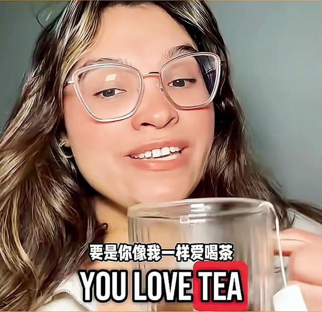 上图：主播Alex（右一）带领消费者Sing（左一）体验采茶 下图：消费者评价OGTea产品。 图/受访者提供 视频截图