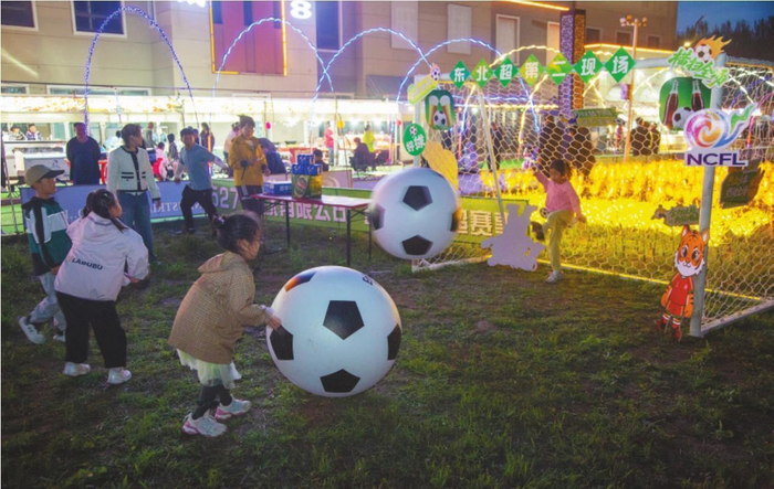     孩子们在双台子区辽河夜市体验足球乐趣。 本报特约记者 王克威 摄