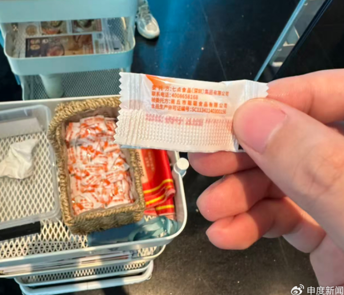 ▲记者在门店内看到的涉事薄荷糖